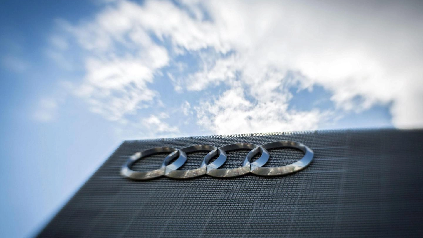 Il logo Audi sulla sede di Francoforte (Ansa)