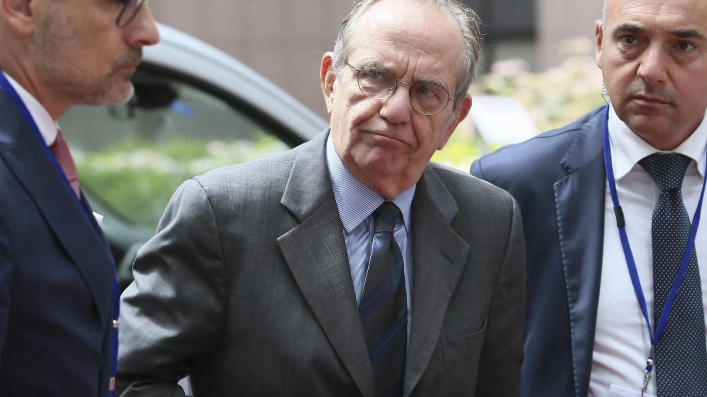 Il ministro dell'Economia Pier Carlo Padoan (Ansa)