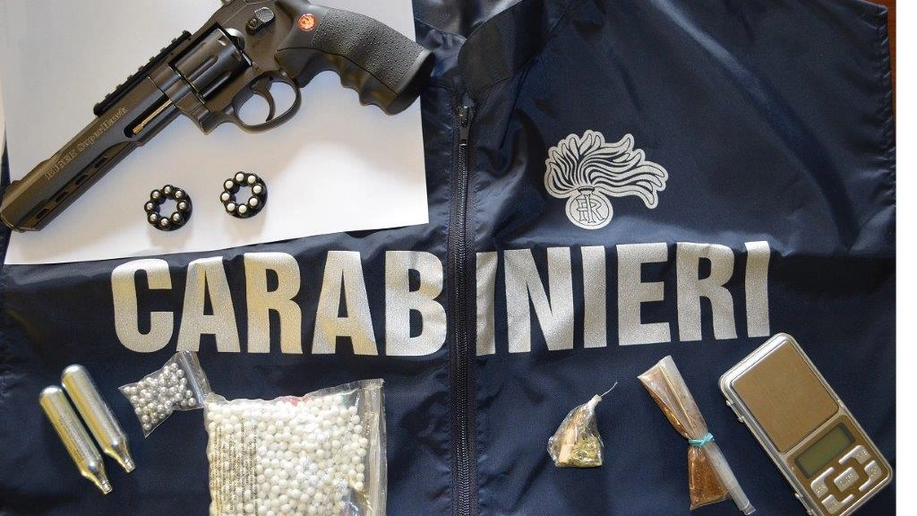 La pistola giocattolo priva del bollino rosso e la droga sequestrata dai carabinieri