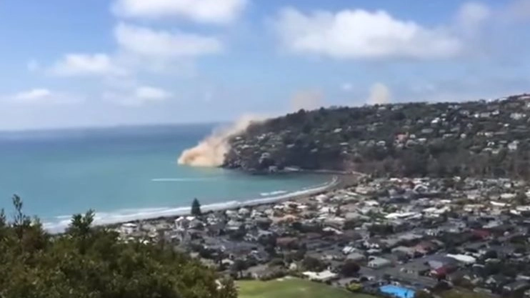 Christchurch, terremoto fa crollare le scogliere (da youtube)