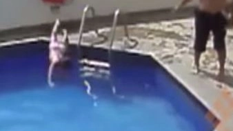 Messico, uccide la figliastra di 3 anni in piscina (da youtube)