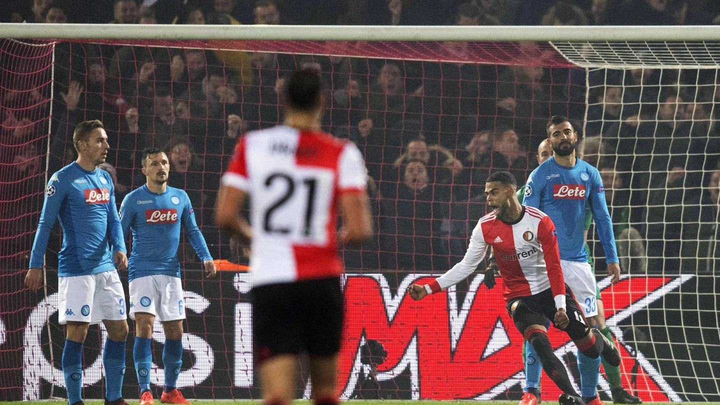 Il Feyenoord celebra il gol del 2-1 (Ansa)