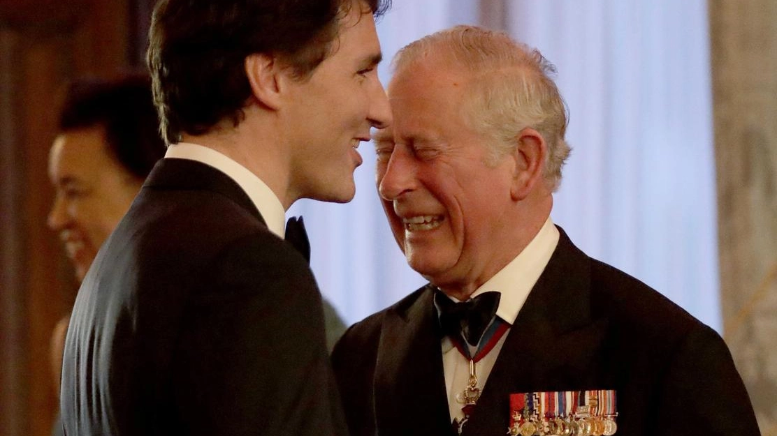 Il principe Carlo ride assieme Justin Trudeau, premier canadese (Ansa)