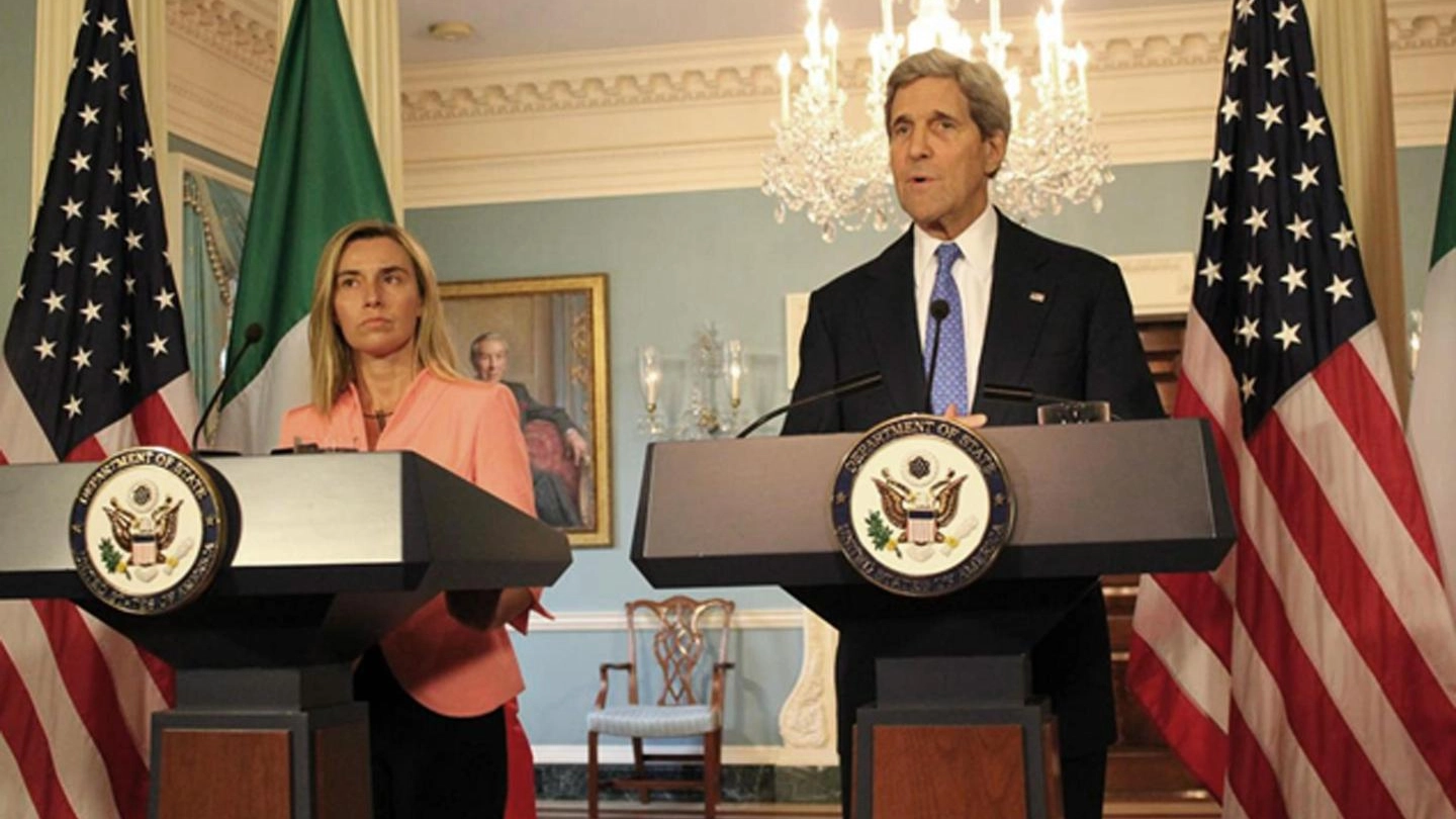 Federica Mogherini con il segretario di Stato Usa John Kerry (Ansa)