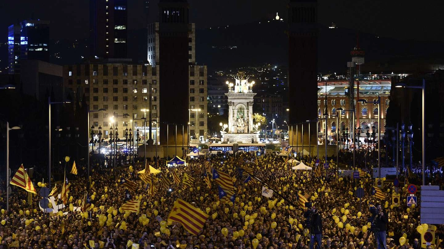 Barcellona, manifestazione dei referendari per l'indipendenza catalana ( AFP PHOTO / JOSEP LAGO)