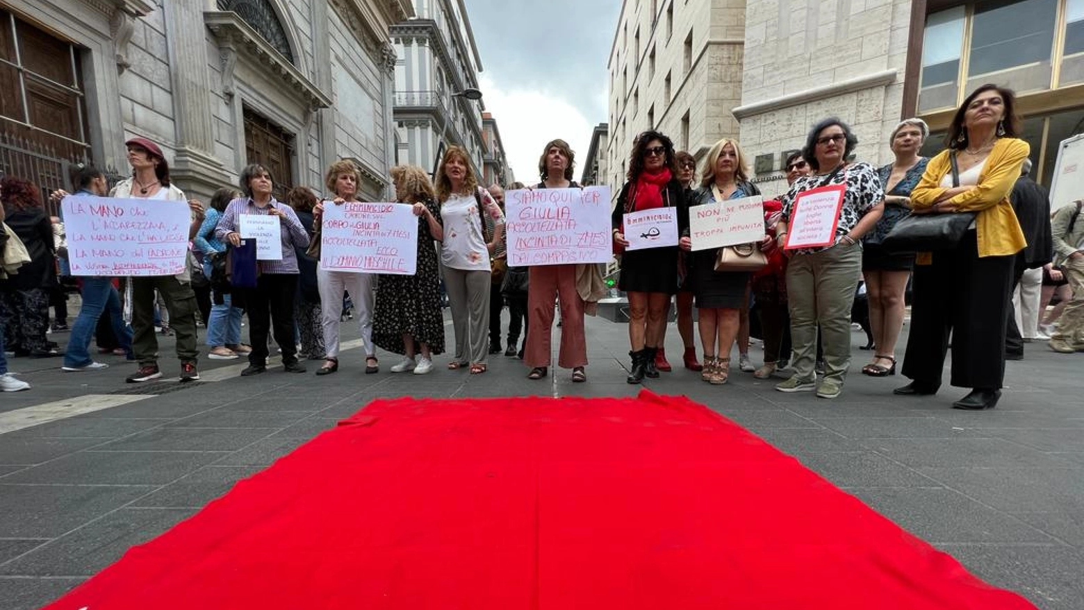 Violenza donne: manifestazione a Napoli contro i femminicidi della giovane incinta e della poliziotta
