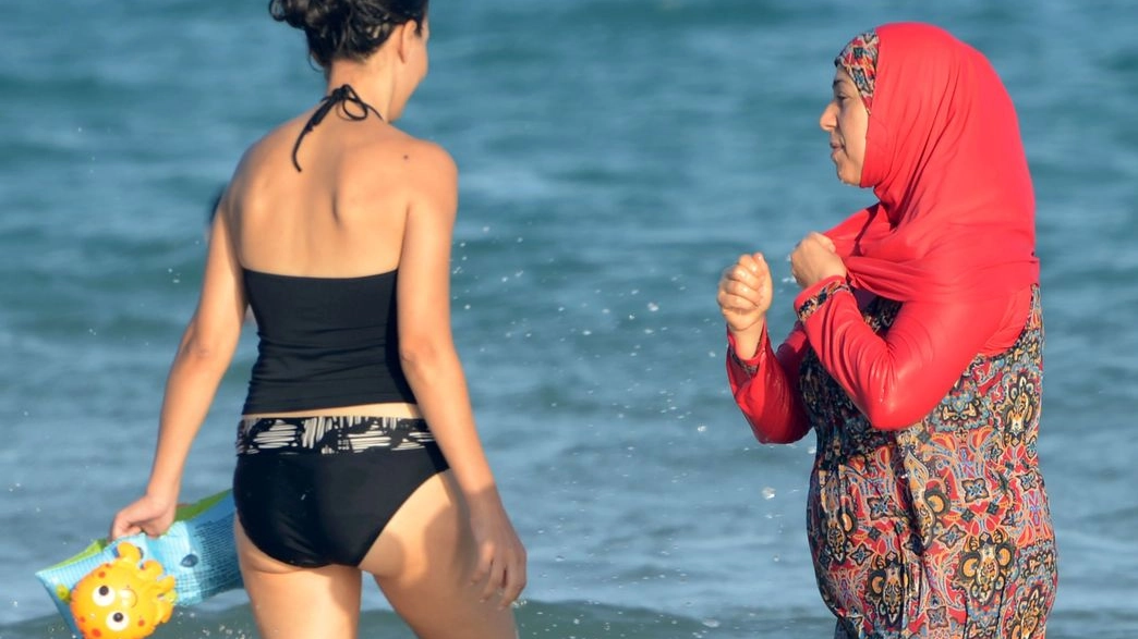 Donna tunisina indossa un "burkini" (Afp)