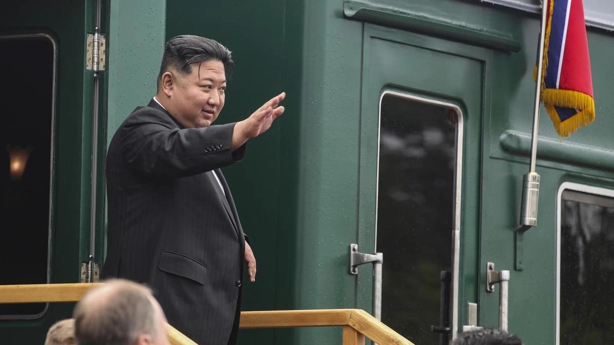 

Sul treno blindato: Kim torna a Pyongyang da Mosca con sei droni e un fucile