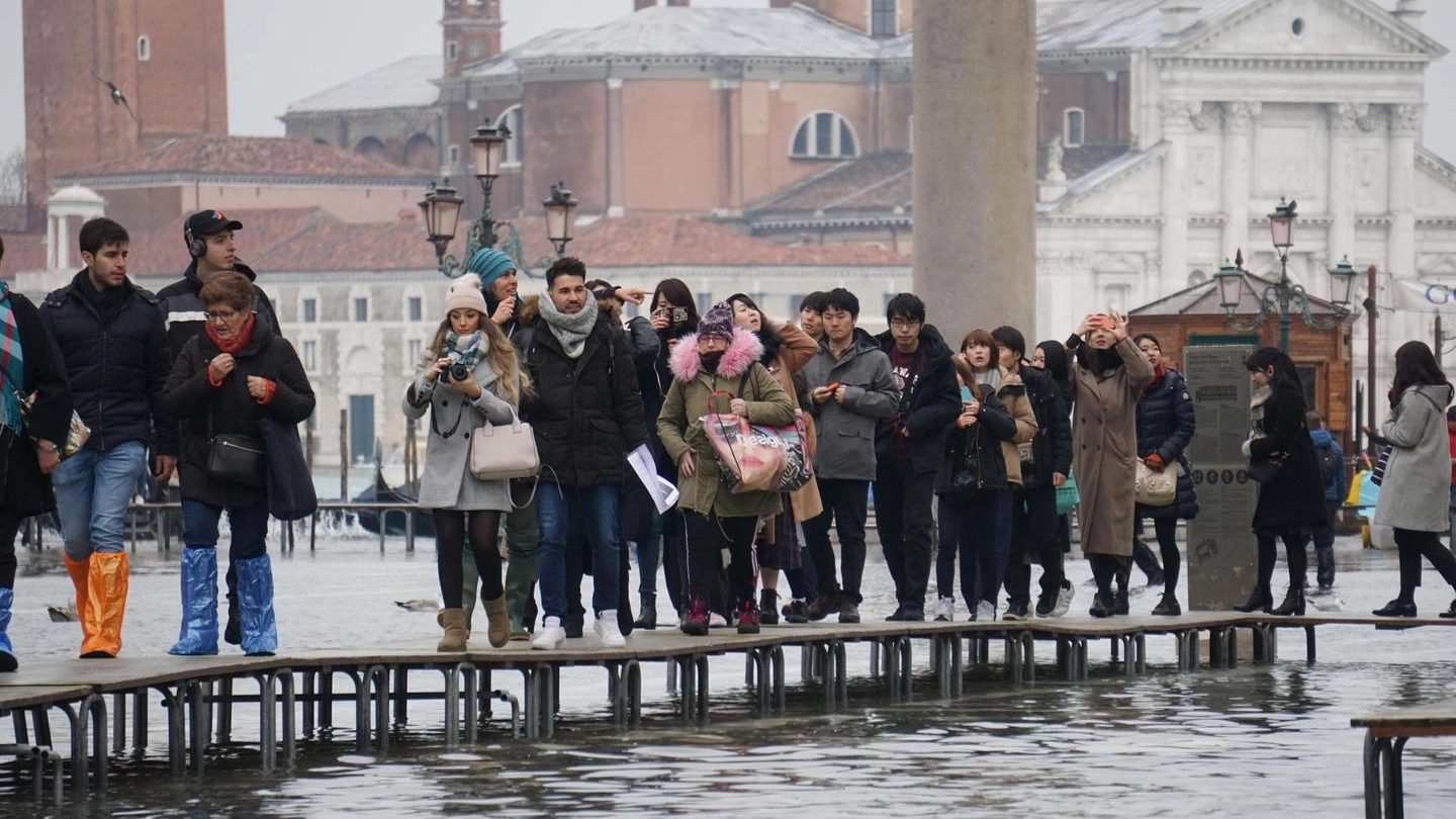 Acqua alta a Venezia, foto d'archivio (Ansa)
