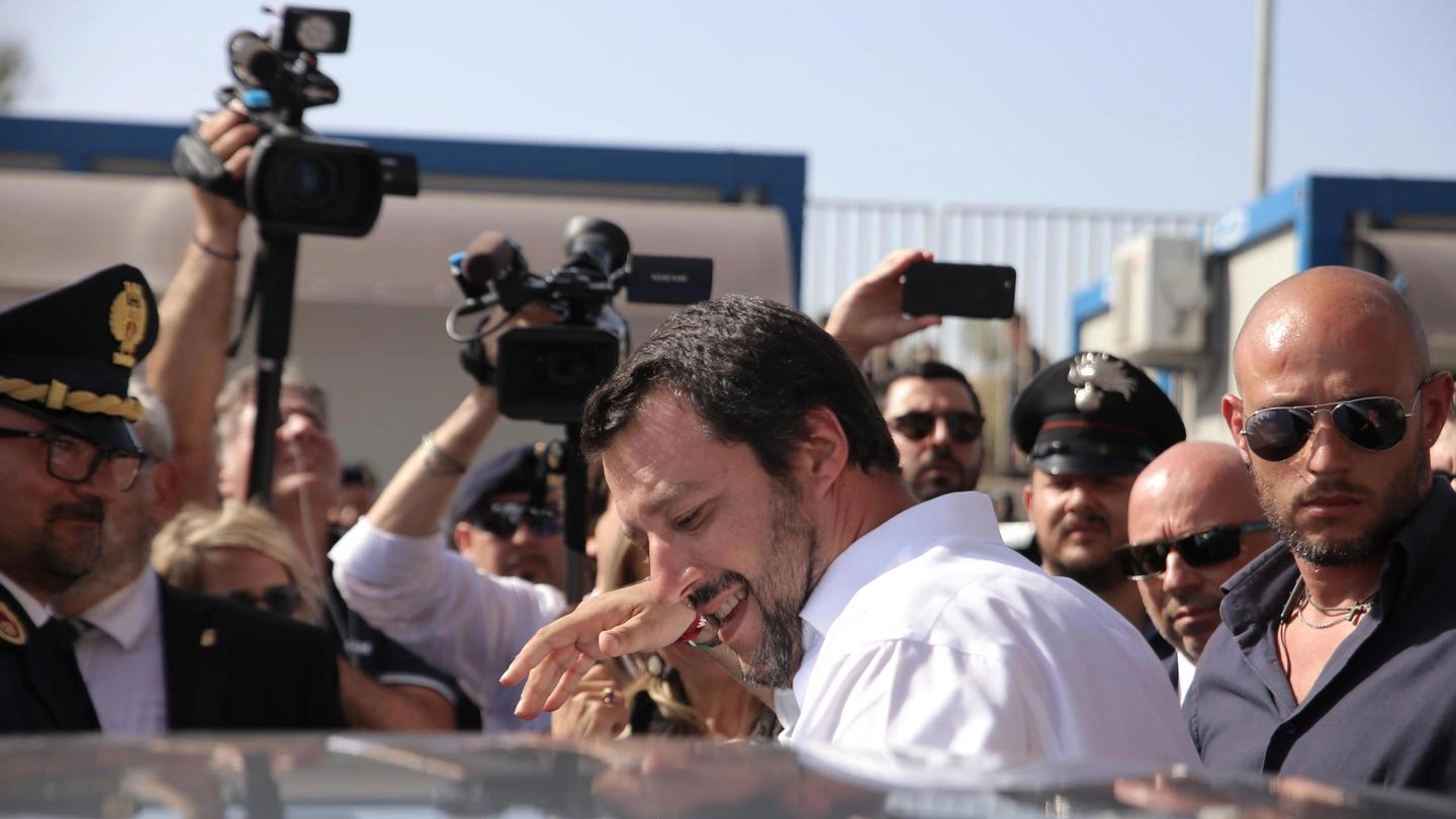 Matteo Salvini a Pozzallo (foto Ansa)