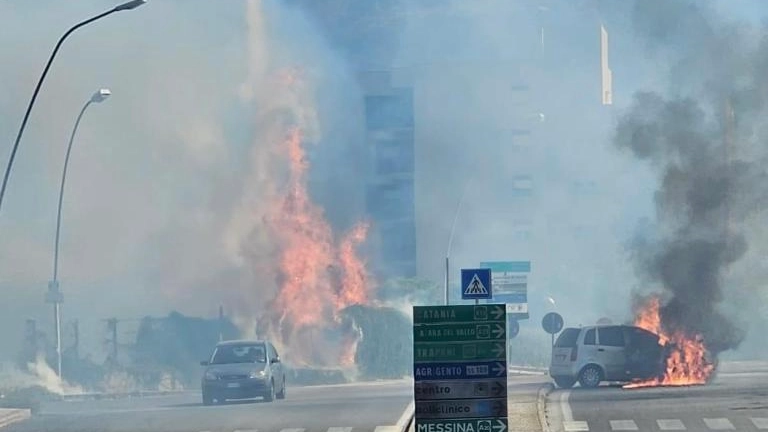 Incendio a Palermo: auto in fiamme (Dire)