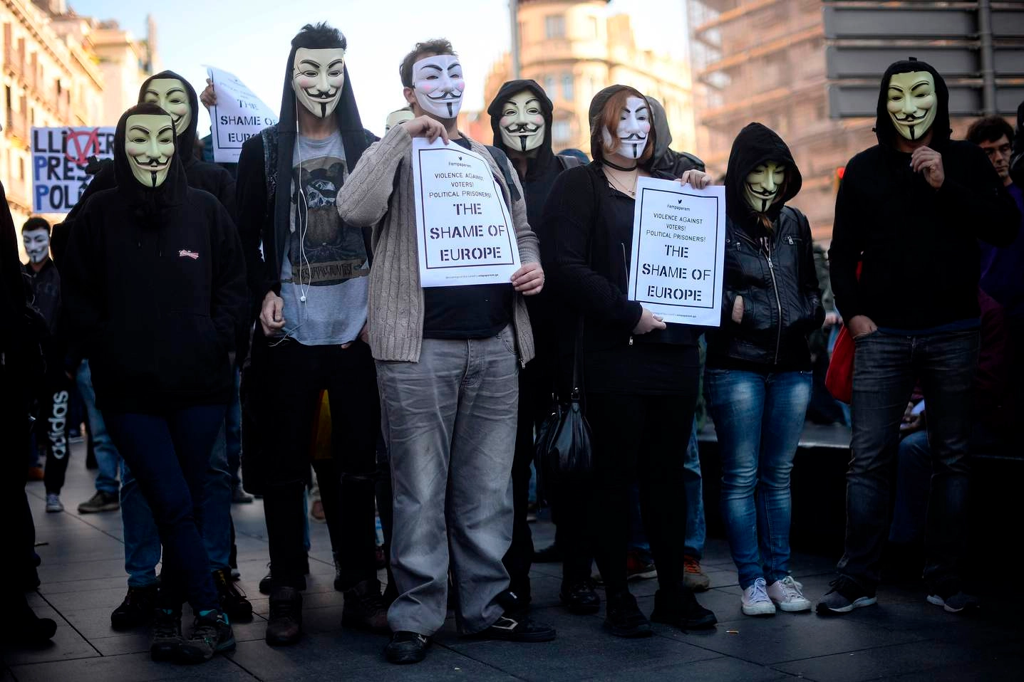 Manifestanti appartenenti al collettivo Anonymous (Afp)