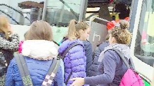 Studenti mentre salgono sul bus