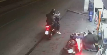 Napoli, gambizzato perché si oppone alla rapina dello scooter. Il video choc