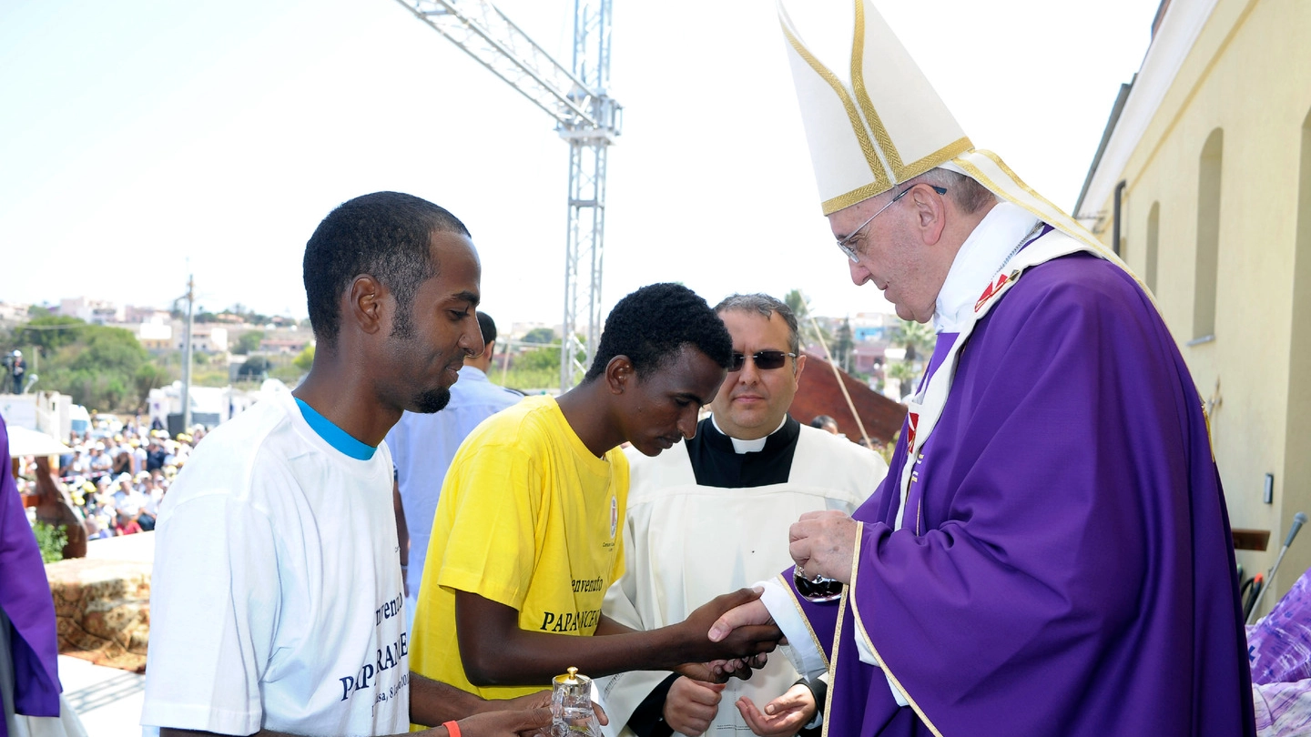 Papa Francesco incontra i migranti a Lampedusa