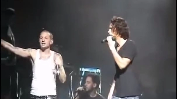 Chester Bennington sul palco insieme a Chris Cornell (foto Youtube)