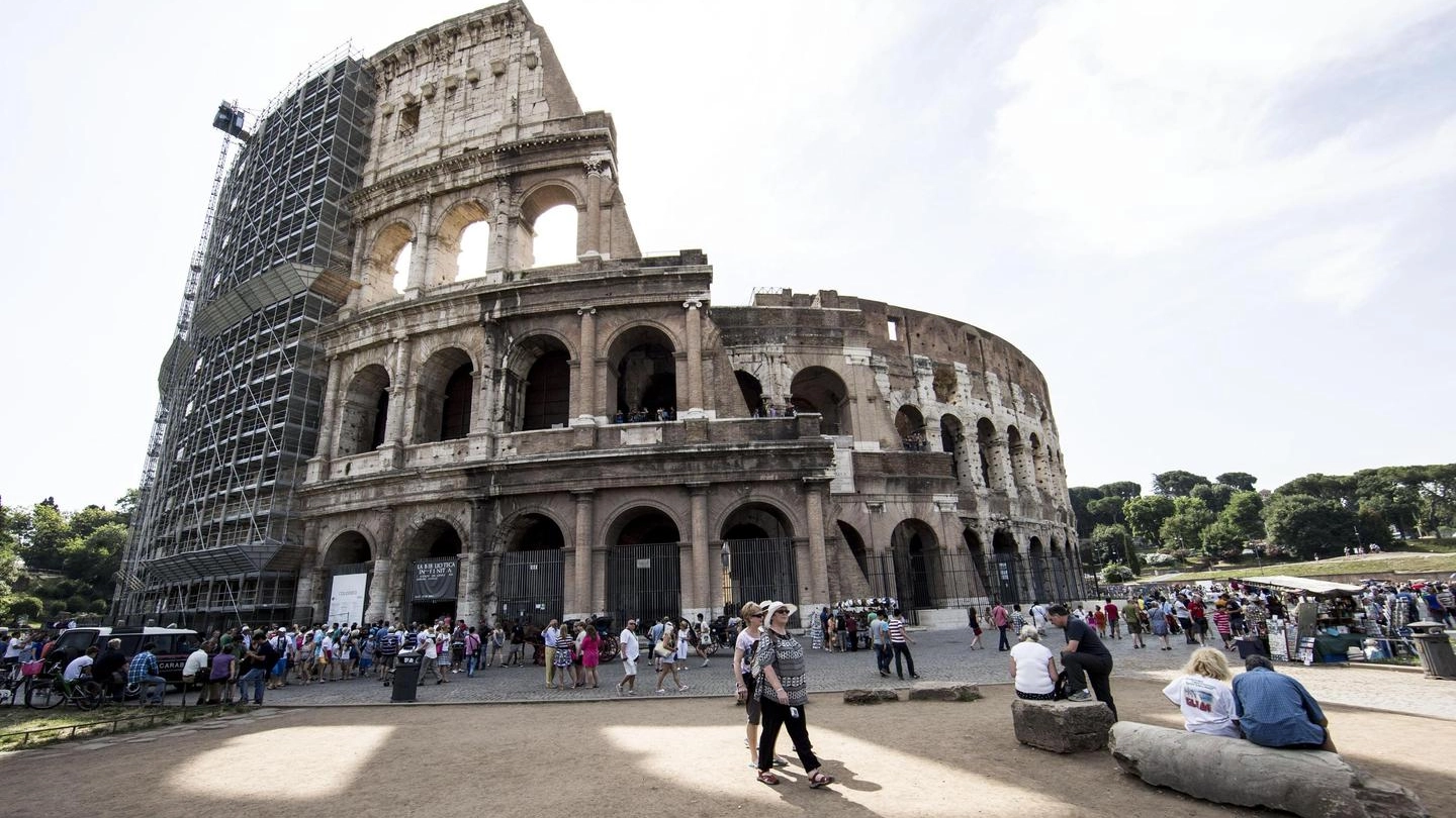 Tolti i primi ponteggi dal Colosseo (Ansa)