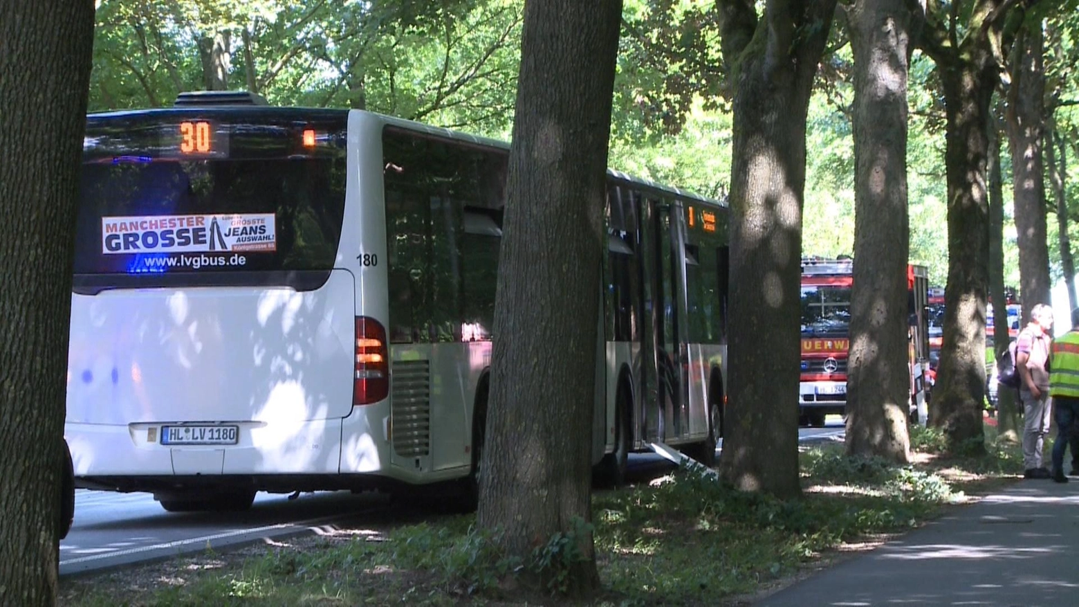 L'autobus in cui è avvenuta l'aggressione a Lubecca (Ansa)