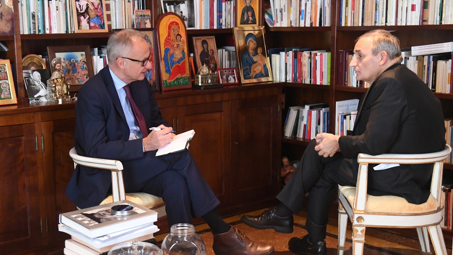 Il cardinale Matteo Zuppi durante l’intervista con il direttore Michele Brambilla