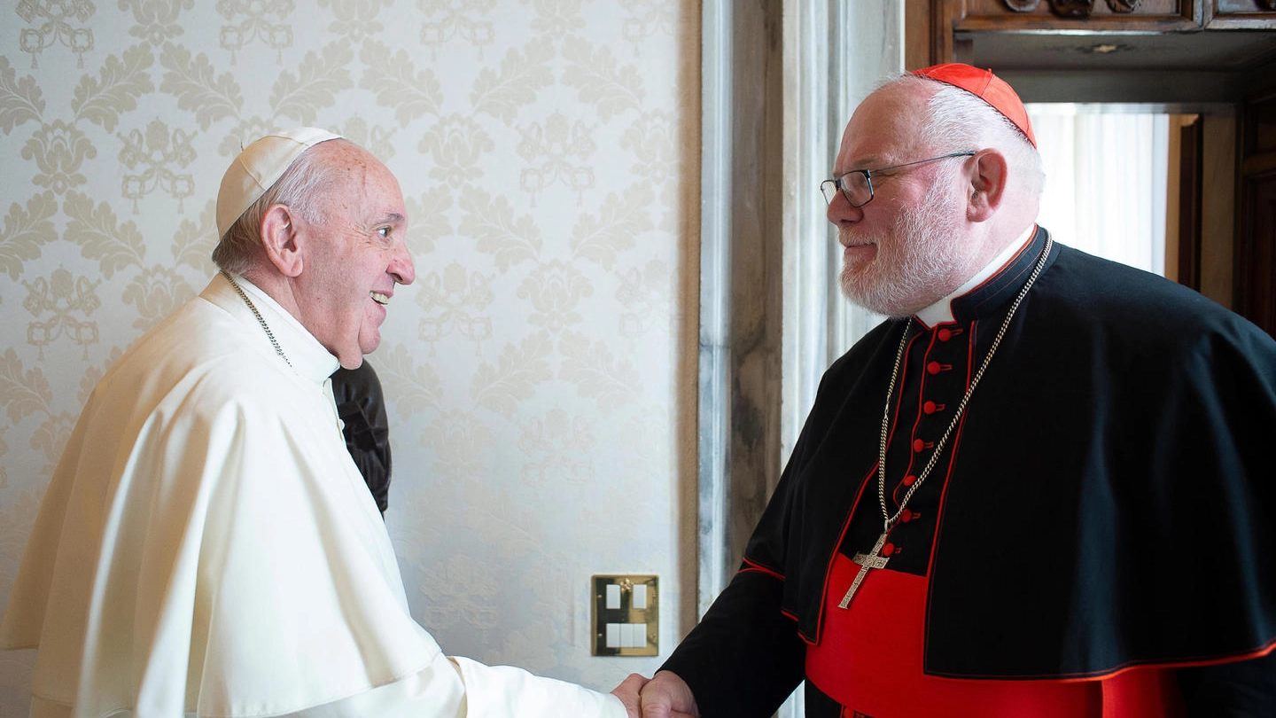 Papa Francesco e il cardinale Reinhard Marx (Ansa)