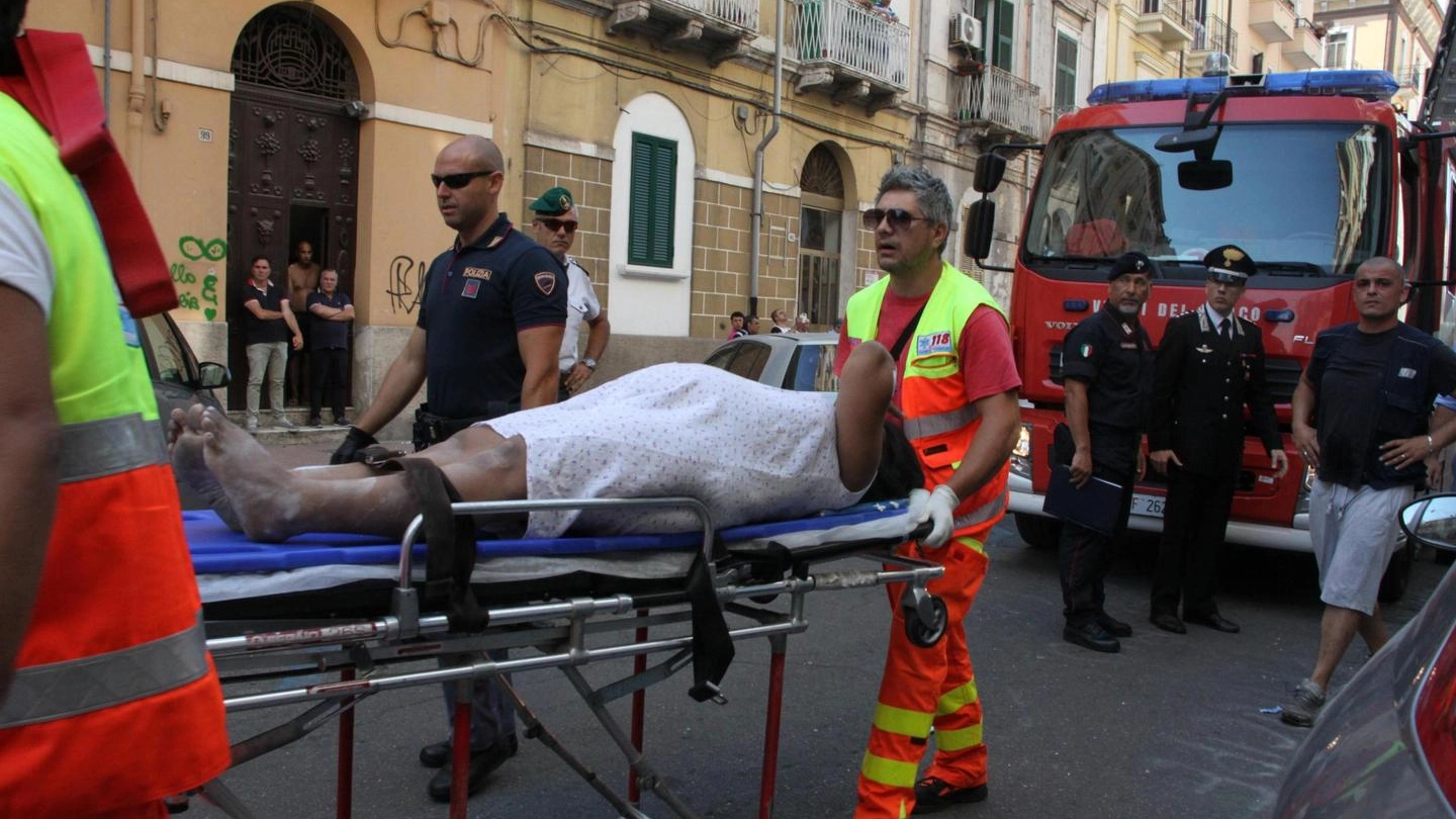 L'esplosione di una bombola di gas ha provocato un crollo uno stabile a Taranto (Ansa)