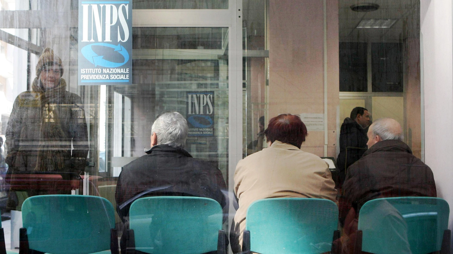 Pensionati in attesa presso un ufficio Inps di Napoli (Ansa)