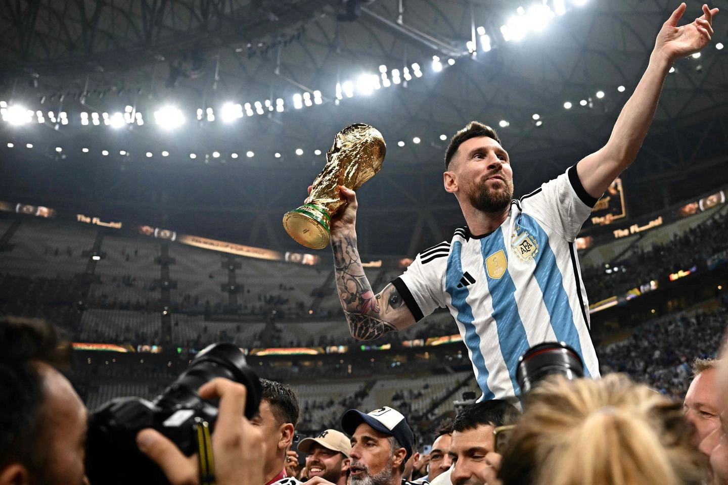 Messi festeggia la vittoria dell'Argentina della Coppa del mondo (Ansa)