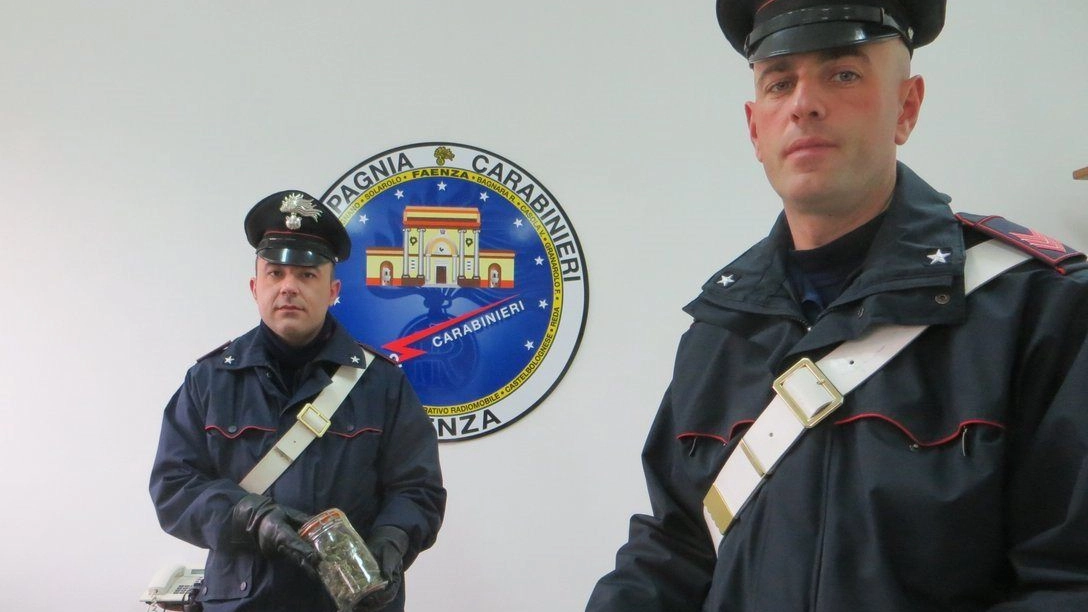 I carabinieri di Faenza con la droga sequestrata