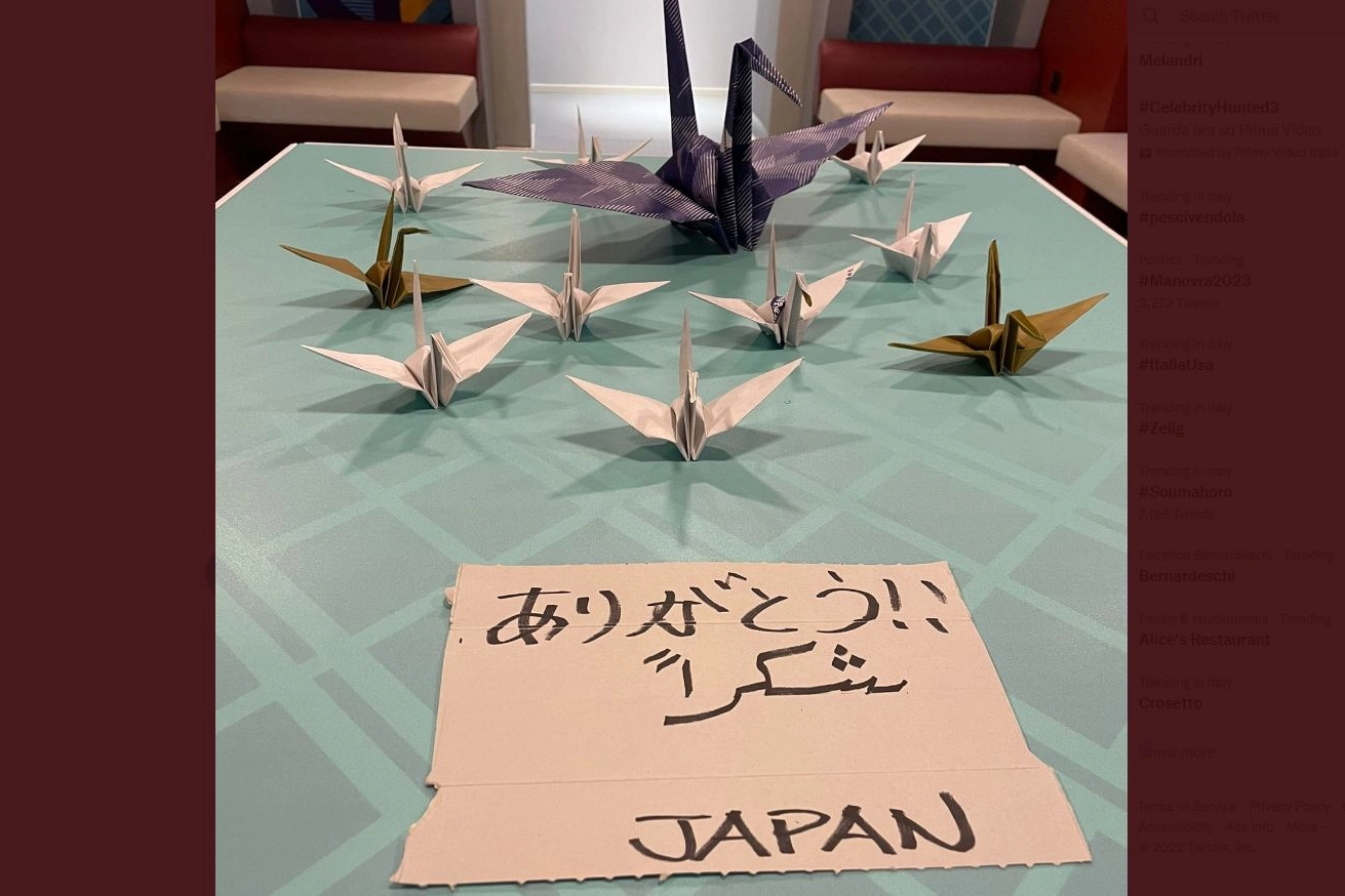 Spogliatoio del Giappone dopo la sfida con la Germania: origami e ringraziamenti 