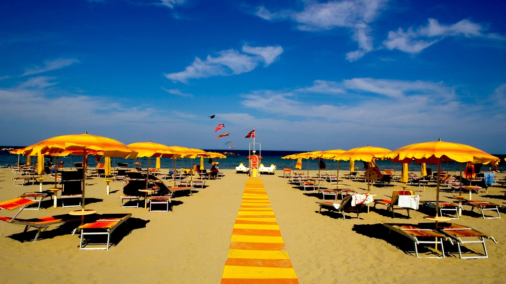 Una spiaggia di Rimini, anche quest'anno gettonatissima - Foto: iStock / Superlativa
