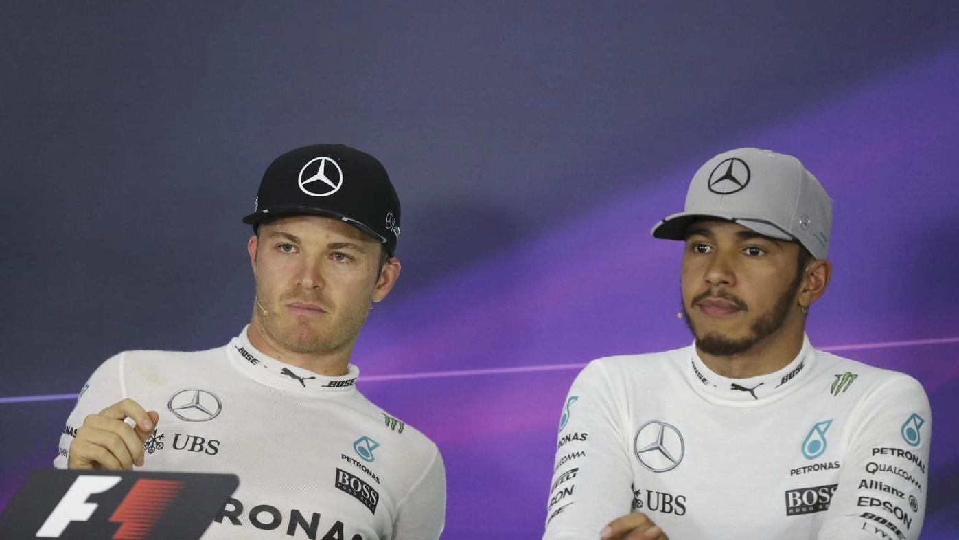 I piloti Mercedes Nico Rosberg (sinistra) e Lewis Hamilton (destra)