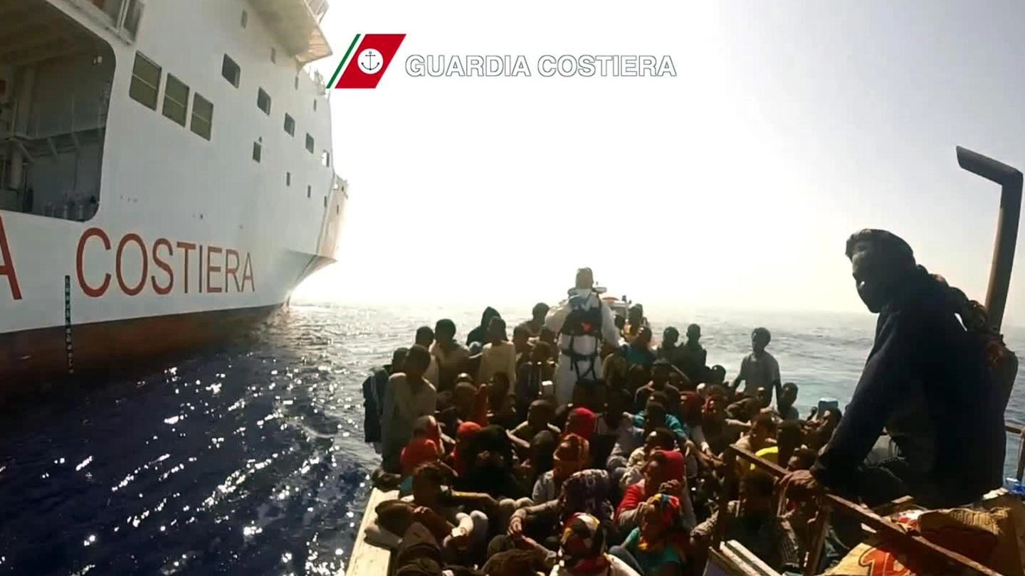 Un intervento di soccorso migranti della Guardia costiera in una foto d'archivio (Ansa)