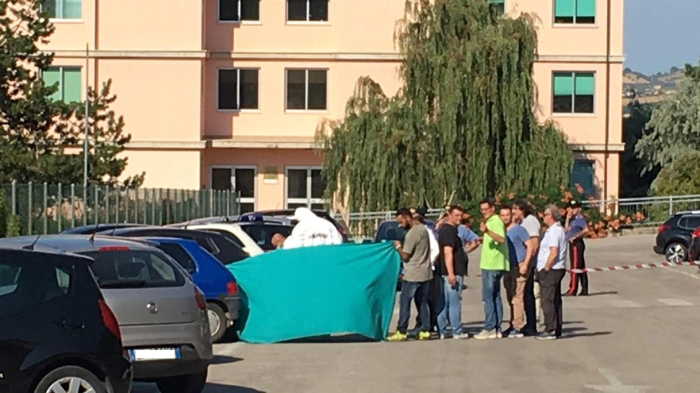 L'oncologa Ester Pasqualoni uccisa nel parcheggio dell'ospedale di Sant'Omero (Ansa)