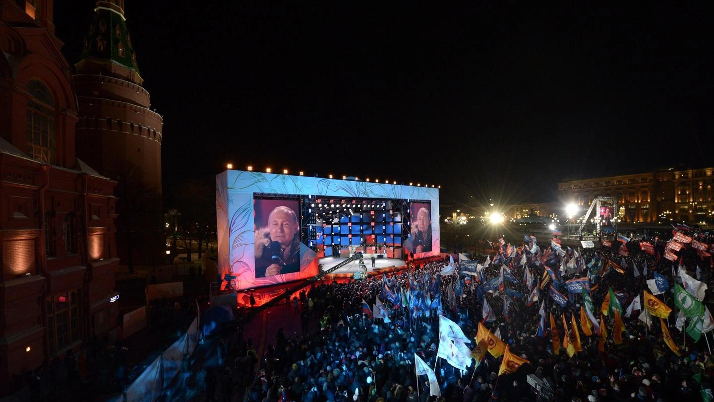 Bagno di folla per Vladimir Putin, presidente per la quarta volta (Ansa)