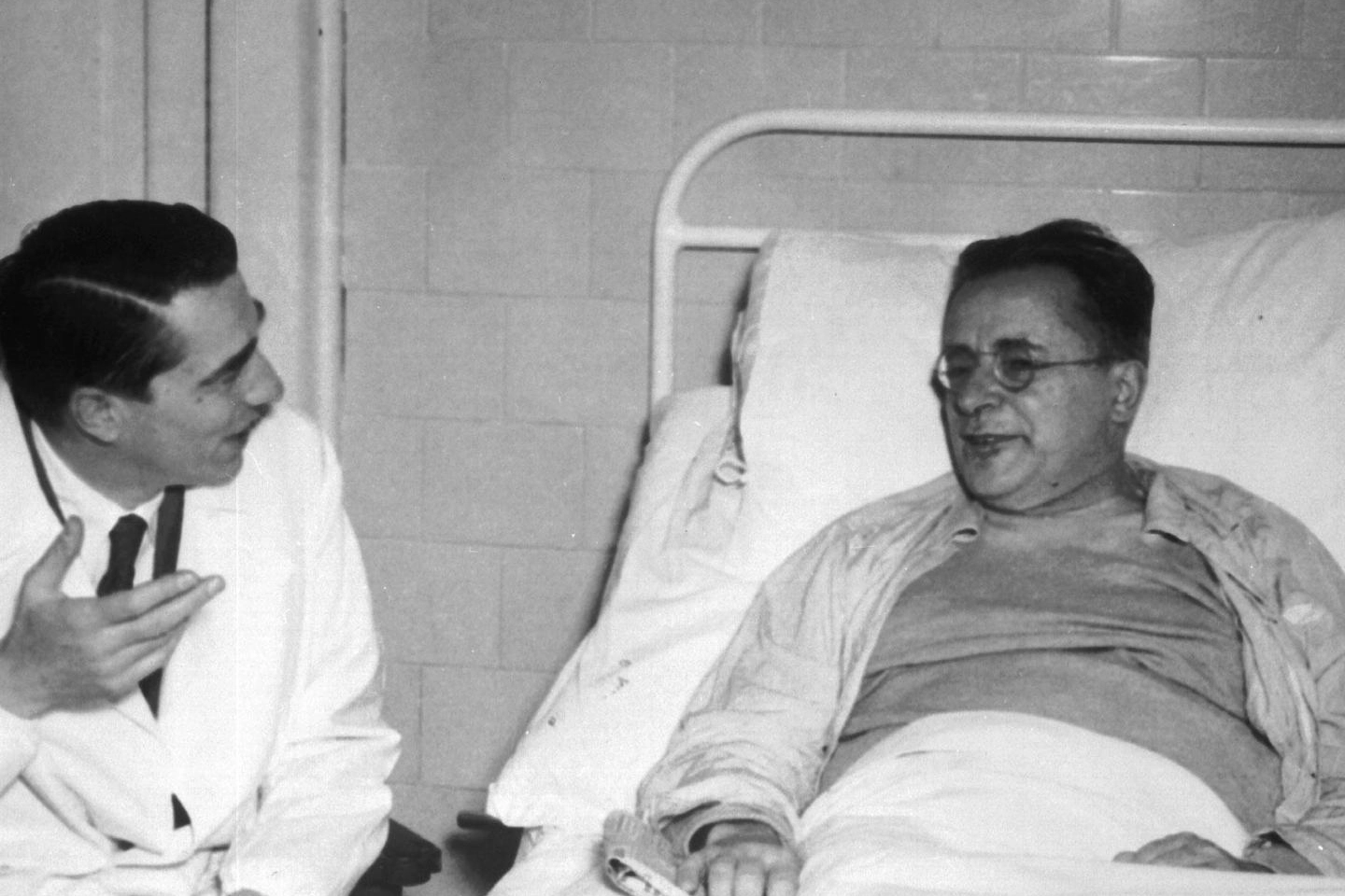 Palmiro Togliatti in ospedale dopo l'attentato fallito nel 1948 