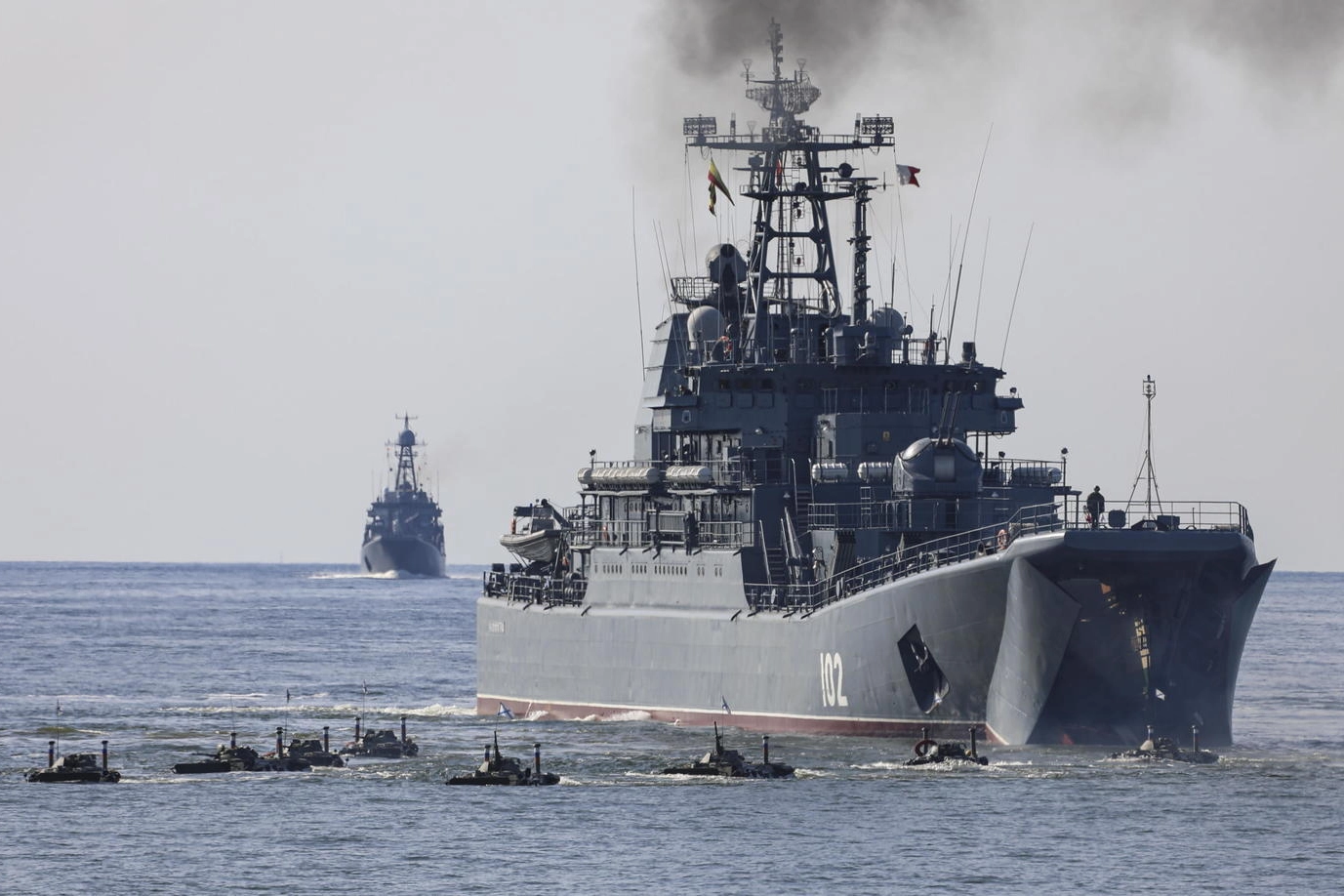 Una nave militare russa impegnata in un'esercitazione (Ansa)