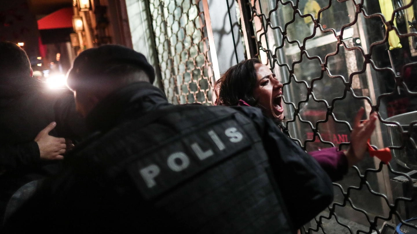L'arresto di un'attivista in piazza Taksim a Istanbul (Ansa)