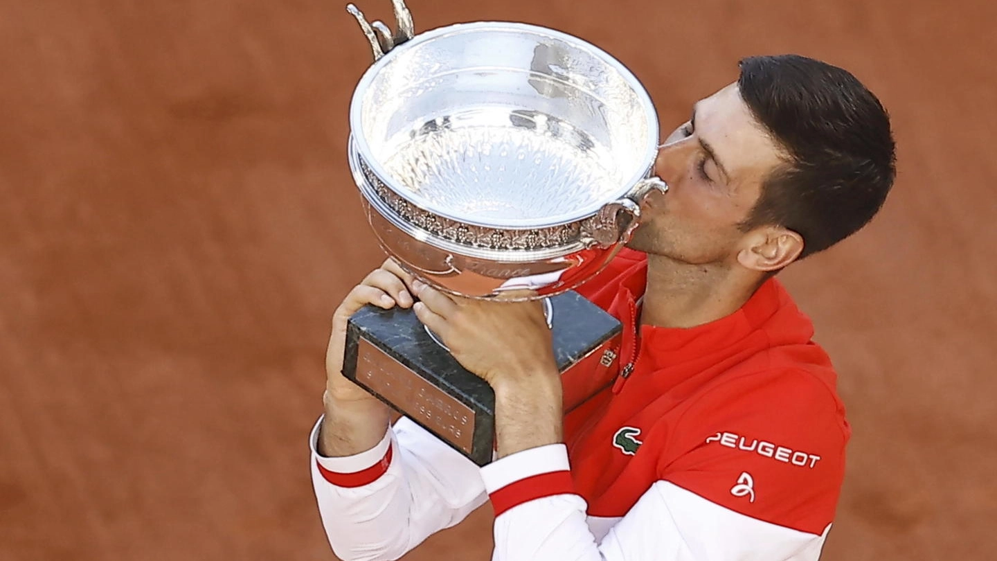 Djokovic con il trofeo del Roland Garros (Ansa)