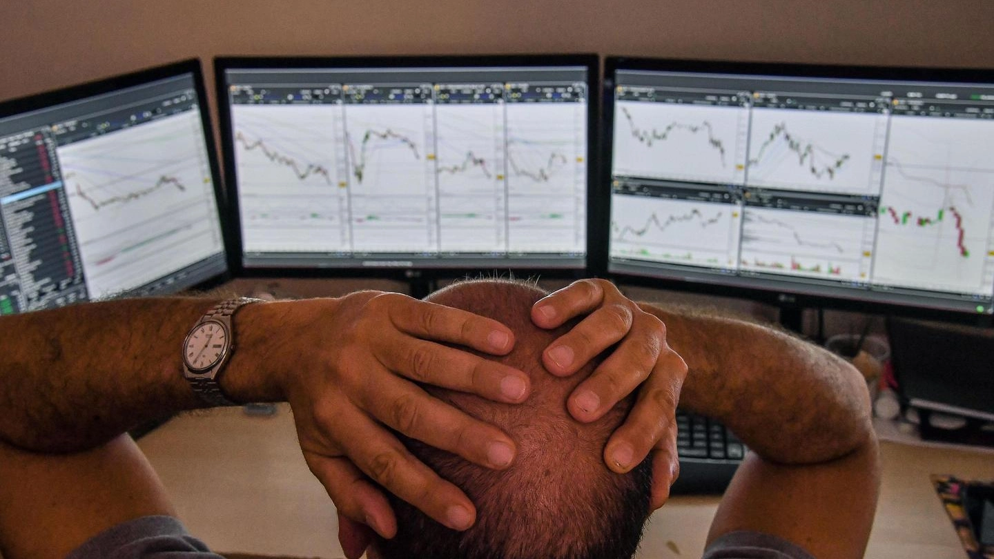 Un operatore di un'agenzia di trading osserva i dati degli andamenti finanziari (Ansa)