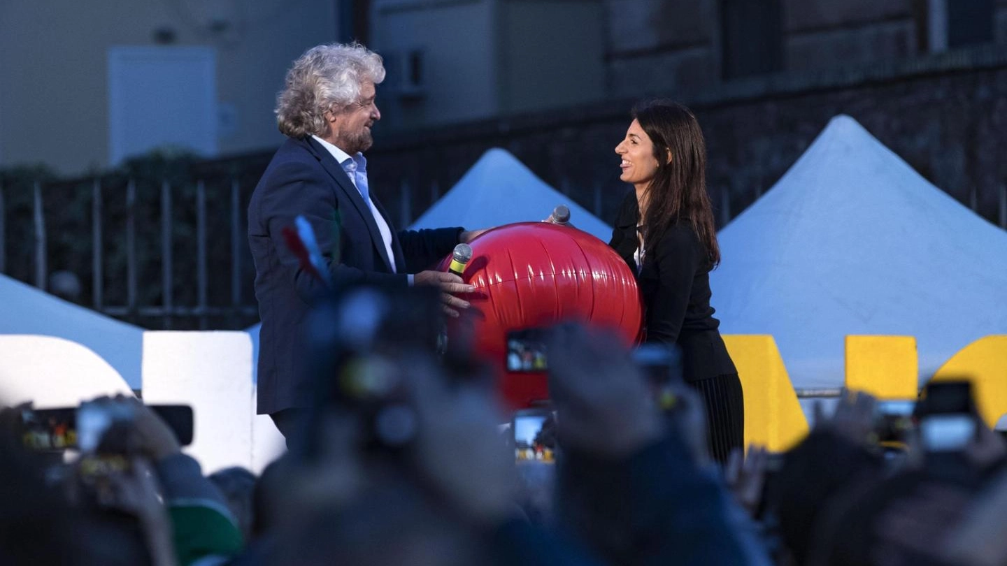 Beppe Grillo e Virginia Raggi (Ansa)