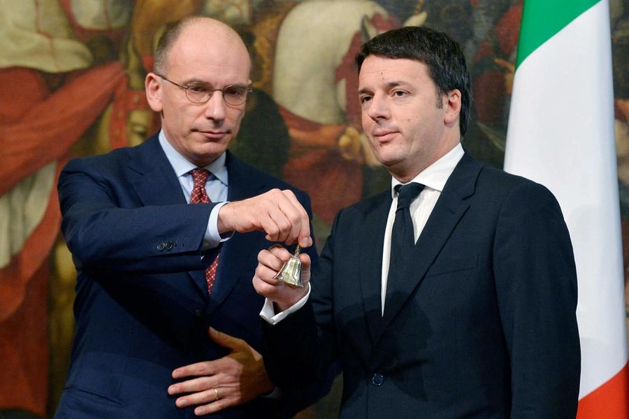 La cerimonia della campanella del 2014 tra Letta e Renzi (46 anni)
