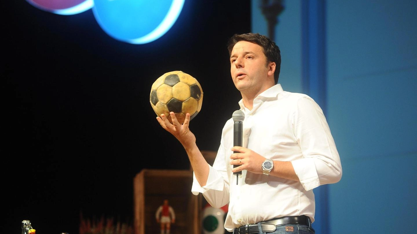 Matteo Renzi sula palco della Leopolda (Ansa)