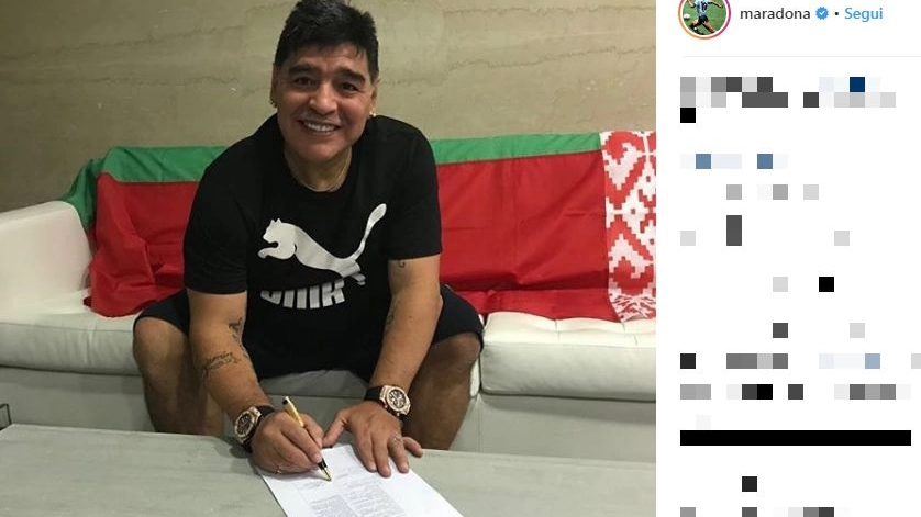 Diego Armando Maradona firma con la Dinamo Brest (Instagram)