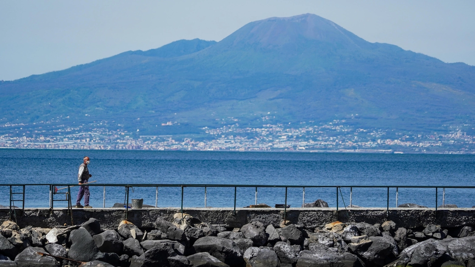 Napoli, volontari ripuliscono la scogliera: trovato di tutto