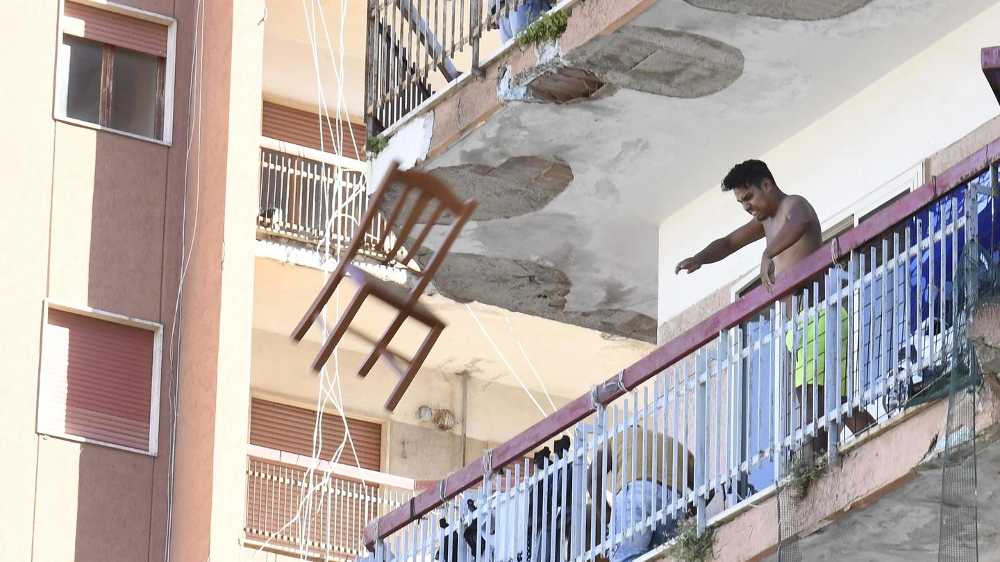 Mondragone, un bracciante bulgaro lancia una sedia dal balcone (Ansa)