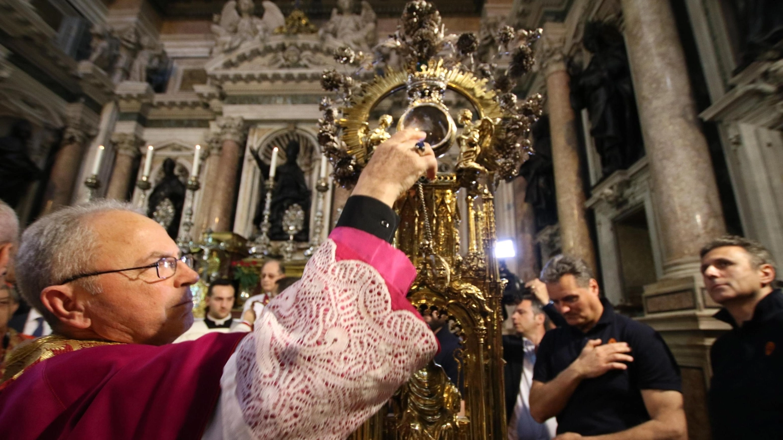 L'ampolla con il sangue di San Gennaro nel Duomo di Napoli (Ansa)