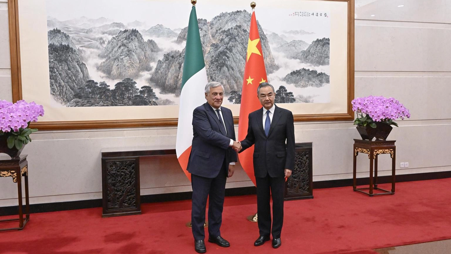 Tajani, l'Italia sostiene il dialogo con la Cina in Ue