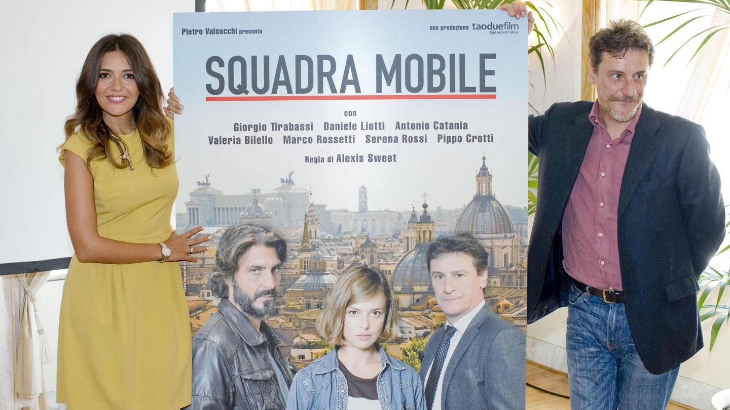 Gli attori Giorgio Tirabassi e Serena Rossi durante la presentazione di ''Squadra Mobile" (Ansa)