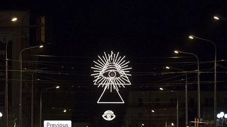 L’opera di Luca Vitone sul ponte di via Matteotti: le luminarie raffigurano simboli massonici