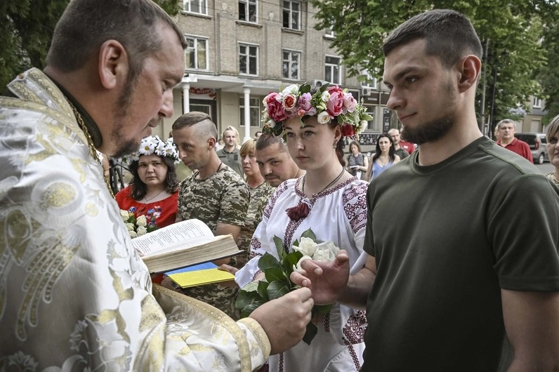 Il matrimonio di un ucraino in tempo di guerra (Afp)